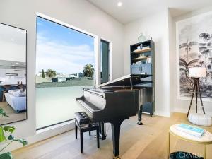 MLS #WS26006305 image #0